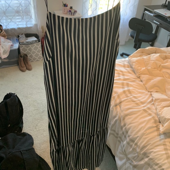 Elizabeth and James MIDI Dress - Picture 2 of 4